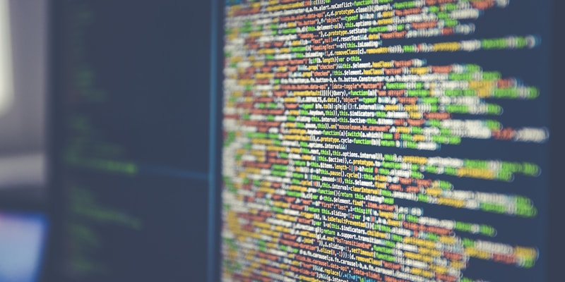 Código colorido em monitor representando visualização de dados e programação