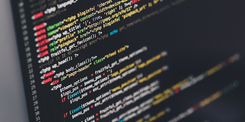 Monitor mostrando código de programação Java representando análise de dados e tecnologia