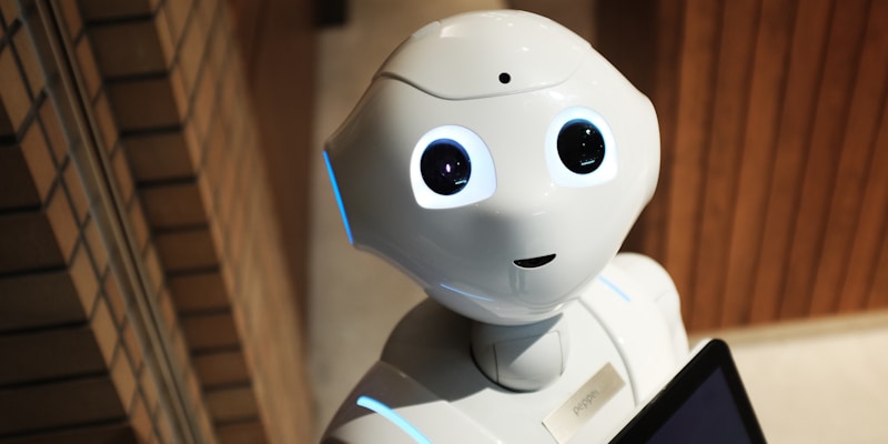Robô branco representando inteligência artificial e automação